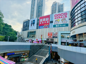 商場(chǎng)外墻廣告巨幅是什么材質(zhì)？